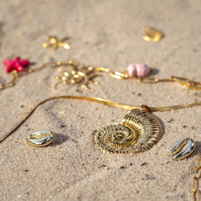 Belly Rings for Summer: Swimming, Sun, and the Right Material